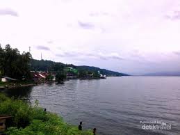 Danau maninjau terkenal kareana keindahan panoramanya yang dikelilingi perbukitan hijau. Jalan Jalan Seru Ke Danau Singkarak