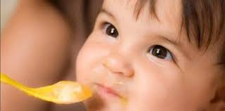 Karena di usia 6 bulan ini adalah peralihan dari makanan cair ke padat, maka tekstur yang dibutuhkan untuk usia pertama makan adalah lumat halus. Makanan Bayi 6 Bulan Dan Aturan Porsinya