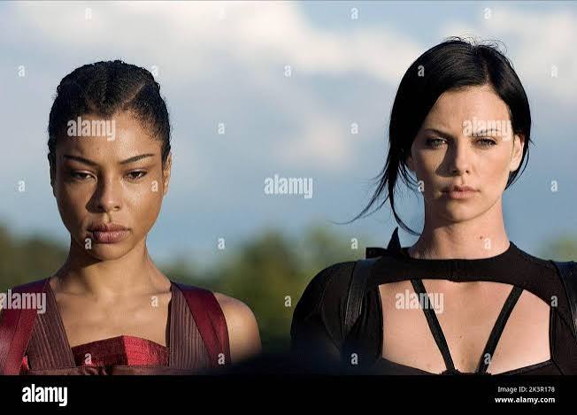 Sophie Okonedo & Charlize Theron Film: Aeon Flux (Æon Flux) Usa 2005,  Director: Karyn Kusama 01 December 2005 **WARNING** This Photograph is for  editorial use only and is the copyright of PARAMOUNT