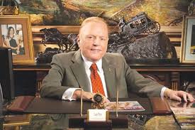 Larry flynt morreu aos 78 anos *1 de novembro de 1942 +10 de fevereiro de 2021. Larry Flynt 1942 2021