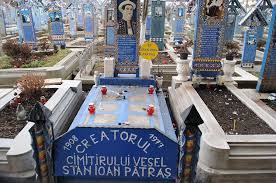 Numele cimitirului vine de la multitudinea de cruci cimitirul dateaza de la mijlocul anilor 1930 si este creatia artistului popular stan ion pătraş, sculptor, pictor si poet in acelasi timp. Ce Scrie Pe Crucea Omului Care A Fondat Cimitirul Vesel De La SÄpanÈa