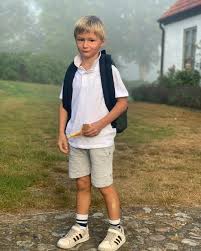 Fredricson är yngre bror till hoppryttaren jens fredricson och son till veterinärprofessor ingvar fredricson, som tidigare var chef på flyinge. Facebook