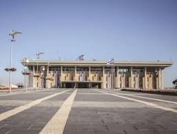 בבית הכנסת עוברים לפני התיבה חזנים בעלי שם עולמי, שהנם המובילים בעולם החזנות. Www Maariv Co Il Httphandlers Showimage Ashx Id