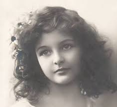 Drap litla stúlku. Það var fínt en heitt í veðri”