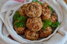 Adăugăm ardeii copți, curățați și tocați mărunt, roșiile curățate, tocate și separate de semințe, crenguța de. Chiftele Din Orez Si Ciuperci Reteta De Post Ourdailyfood