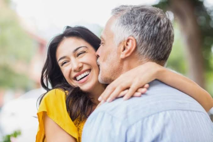 Geração Z troca jovens por relacionamentos com homens mais velhos, mostra  estudo – Notícias