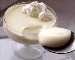 La Mousse Neige Au Chocolat Blanc Est Un Dessert Doux Et Veloute A Base De Chocolat Blanc Et De Creme Fraiche Delicate En 2020 Chocolat Blanc Chocolat Recette Facile