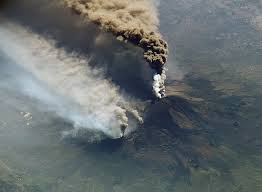 Mount etna is here because the tectonic plate of europe (carrying mainland italy and sicily) is colliding with and overriding the african plate. Datei Etna Eruption Seen From The International Space Station Jpg Wikipedia