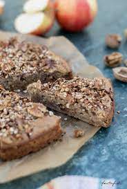 Da sie nicht zum backen geeignet sind, sind sie allerdings nicht in dem heutigen kuchen gelandet. Apfel Walnuss Kuchen Schneller Saftiger Ruhrteig Mit Einem Crunchy Topping Aus Apfeln Nussen Und Haferflocken Feiertaglich Das Schone Leben
