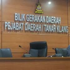 Dalam usaha mengekang aktiviti penyeludupan ketum di perlis, pihak berkuasa mengambil langkah drastik dengan menggerakkan operasi menebang pokok ketum di. Bilik Gerakan Daerah Pejabat Daerah Tanah Klang