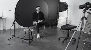 Videoportrait: Dr. Florian C. Klenk im Gespräch mit dem Künstler Rainer Lind  über vielfältige geschlechtliche und sexuelle Lebensweisen in der Schule