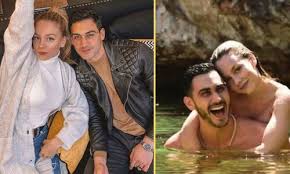 Un evento al que los actores ester expósito y alejandro speitzer acudieron por separado levantó las sospechas de que la pareja terminó su relación.june 8, 2021. Ester Exposito Y Alejandro Speitzer Actores De Elite Y La Reina Del Sur Confirman Romance Con Beso Fotos Nchs La Republica