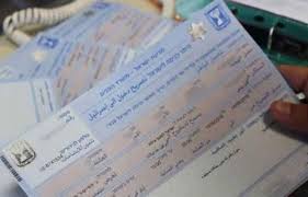 غزة مساعي المتعطلين للحصول على تصاريح تجار تدفعهم للاستدانة وبيع مقتنياتهم