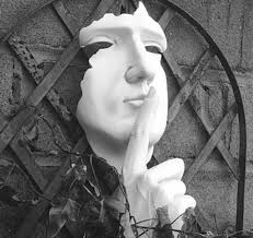 Pensiero del giorno: FATEVI I FATTI VOSTRI, che campate 100 anni. Gente che  guarda il giardino del vicino, mentre dovrebbe guardarsi il suo. Gente che  si permette di parlare della vita degli