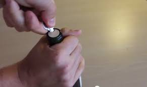 Una volta infilzato cominciate a ruotare velocemente la bottiglia estraendo a poco a poco il tappo. Come Aprire Una Bottiglia Di Vino Senza Cavatappi Agrodolce