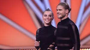 Nun muss sie für fünf bis sechs wochen einen gips am beim tragen. Let S Dance Impro Dance Rurik Gislason Geht Die Duse Promiflash De