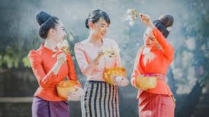 วันสงกรานต์ หรือวันขึ้นปีใหม่ของไทย มีความเป็นมาอย่างไร กิจกรรมวันนี้มีอะไรบ้าง มาดูกันค่ะ. Cvrlosdj390jym