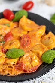 Die „fülligen unter den nudeln: Tortellini Mit Tomaten Sahnesosse Kase Und Basilikum Meinestube