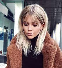Ti piace quel tocco in più che la frangia dona a qualsiasi pettinatura ma pensi di dover rinunciarci a causa dei capelli fini e poco folti? 40 Most Popular Capelli Medi Con Frangia A Tendina Holunder Blutchen