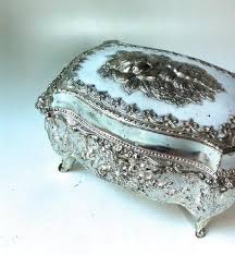 5 Best Boxes For Baubles The Cutest Etsy Jewelry Boxes Paperblog Antique Jewelry Box Vintage Jewelry Box Earring Jewelry Box