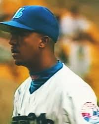 Los Rangers de Texas contrataron este miércoles a David Ortiz Jr. con un  bono que lo hace saltar al profesionalismo. La firma se produjo en el  complejo de la organización en Boca