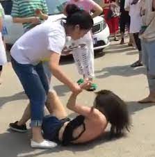 Nói một cách đơn giản hơn, nếu như tỉnh táo lại, họ có nhiều cách thức khác nhau để xử lý chồng phản bội. Man Ä'anh Ghen Kinh Hoang Khong Ai Dam Can NgÄƒn