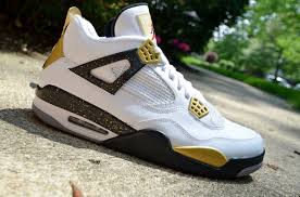 Black And Gold Retro 4s Air Jordan Iv Gold Digger Customs By Dmc Kicks Sneakernews Com Nike Free Shoes Air Jordans Nike Fashion