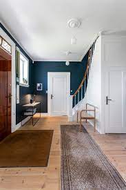 a beautiful entryway with dark blue wall colors blauwe muur kleuren donkerblauwe muren hal kleuren