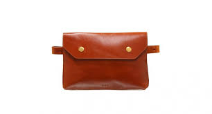 Pochette avec rabat aux lignes géométriques, rehaussée du logo f is fendi. Sac Banane 15 Modeles Tres Chics Pour Adopter La Tendance