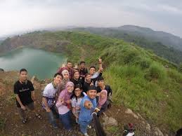Meski mulanya hanya bekas penambangan yang dibiarkan, yang membuat danau itu jadi istimewa adalah alam dengan sendirinya. Danau Quarry Jayamix Bogor Jalan Pendaki