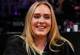 Durante uno de sus conciertos Adele habla sobre los muñecos del Doctor Simi 