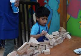En este artículo podrás ver cuáles son los mejores juegos educativos del momento y, dependiendo de la edad del niño, te ayudaremos a elegir el que más le. En Este Jardin Infantil Se Trabajan Las Emociones Y La Motricidad Con Un Taller De Carpinteria Elige Educar