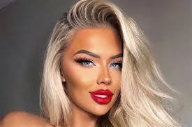 Melissa Shoulders's Instagram, Twitter & Facebook