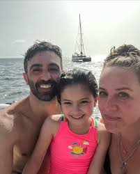 Momentos em família! Como amamos. E se todas as pessoas sentissem a  importância do carinho do outro o mundo seria diferente! ❤️ #família  #momentos #pai #mae #filha #filhos #jogos #viagem #praia #agua #