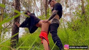 INOCENTE PAREJA JOVEN SE GRABA FOLLANDO EN EL BOSQUE ( FINAL SALE MAL ) -  XVIDEOS.COM