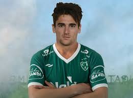 Diseñó una camiseta con el nombre del francés y su característico número 7 en la espalda. Mauro Albertengo A Junin
