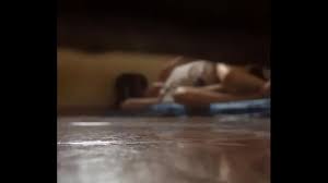 Lén nhìn em gái hấp dẫn khi bất cẩn