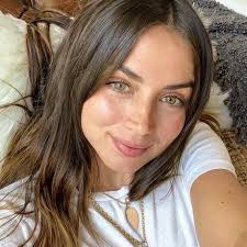 Qui dirais-tu a le visage le plus attirant, au naturel, sans maquillage et  pourquoi ? Barbara Palvin ou Ana De Armas. : r/VindictaRateCelebs