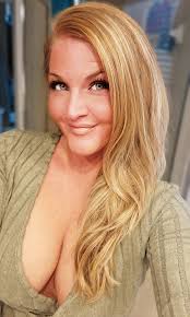 Long time no bathroom selfie. @justvelvetlisboa