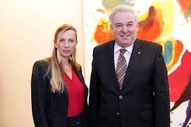 Rheinland pfalzische familienministerin spiegel ubernimmt umweltministerium nurnberger blatt / focke studied economics at the university of zürich and studied english, german, and history at the university of hamburg. Steirische Familienministerin Zu Antrittsbesuch In Der Grazer Burg Regionews At Burg Familie Steiermark