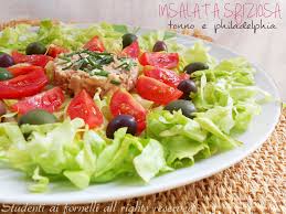 Lavare la lattuga, asciugarla, spezzettarla e metterla in un'insalatiera. Insalata Sfiziosa Tonno E Philadelphia Ricetta Insalata Fresca