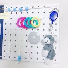 100均材料でも作れる ビジーボード デザインまとめ 赤ちゃんの知育おもちゃ ladytopi レディトピ 知育おもちゃ ベビーグッズ 手作り 0歳児 手作りおもちゃ
