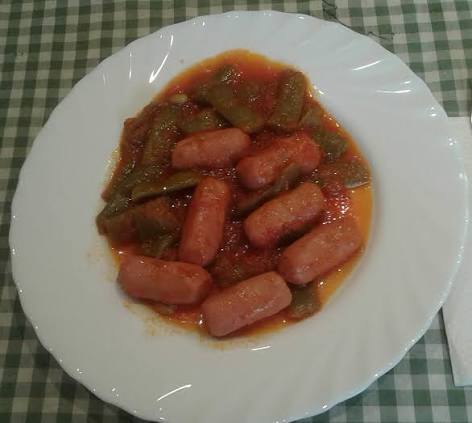 Salchichas mini con tomate y judías planas