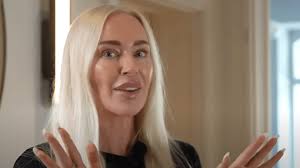 Isabel Adrian visar upp lyxlägenheten