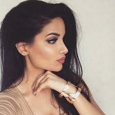 Black women naturally have darker hair, so getting blonde highlights near your face can add definition to it. Beautiful Beauty And Black Hair Image 3687259 On Favim Com