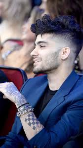 Zayn Malik's haircut at the AMAs 2016. ➖➖➖ Men's hair 2016 Men's hairstyle  & haircut Zayn Malik fashion & style Undercut, fade, pompadour