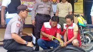 Port lan modem indihome dapat digunakan semua. Pakai Baju Telkom Indihome 2 Lelaki Ini Gasak Kabel Telepon 200 Meter Dari Tiangnya Surya