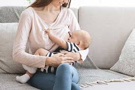 Apoyamos al bebé en nuestro antebrazo, teniendo en cuenta que el peque debe estar cerca del pecho y su ombligo frente al tuyo de modo que se. Las Mejores Posiciones De Lactancia Materna Para Mama Y Bebe