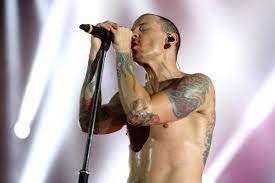 După ce aproape a renunțat la cariera sa muzicală, linkin park căutau un nou vocalist pentru formație. A Murit Chester Bennington 1976 2017 Scurta ViaÈÄ NefericitÄ A Solistului Din Linkin Park Special Un Site De Muzica