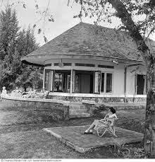 Nederlanders Zitten Op Het Terras Van Een Villa In Een Verlofcentrum Voor Ambtenaren Te Bandung Indonesie 1947 1949 Arsitektur Kolonial Arsitektur Rumah Tua